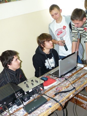 Szkolny radiowęzeł obsługują dziś m.in. Damian Łęszczak, Mateusz Tatarynowicz i Michał Jaryś.