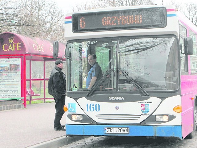 Wszystkie autobusy kołobrzeskiej KM miały dziś stanąć w godzinach szczytu - od godz. 14.30 do 16.30. Strajk ostrzegawczy został jednak zawieszony. To efekt wczorajszego spotkania związkowców KM z prezydentem.