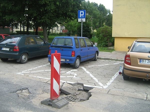 Dziura w ziemi utrudnia parkowanie