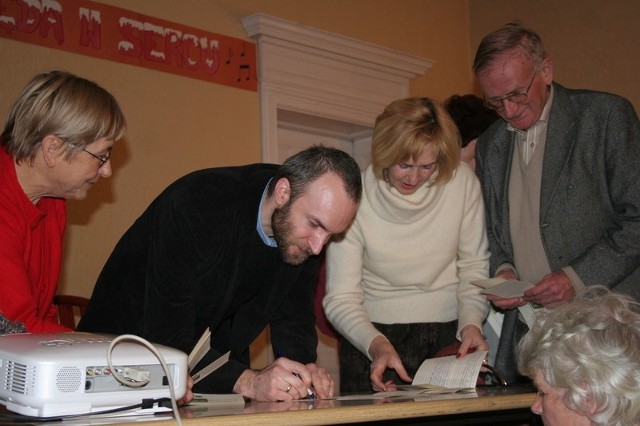 Słuchacze UTW w Chełmnie pilnie zbierają podpisy w indeksie. Do Damiana Czarneckiego, psychiatry także ustawiła się długa kolejka