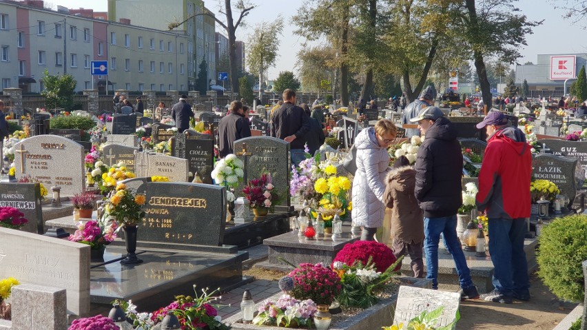 Wszystkich Świętych. Mieszkańcy Strzelec Opolskich odwiedzają groby bliskich