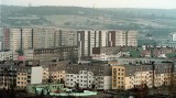 Szare blokowiska. Tak mieszkaliśmy na początku lat 2000. Zniszczone bloki z wielkiej płyty. Osiedla 20 lat temu. Katowice, Sosnowiec, Tychy