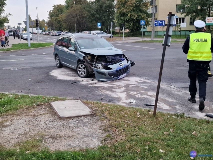 We Włocławku zderzyły się dwa samochody osobowe: peugeot i...