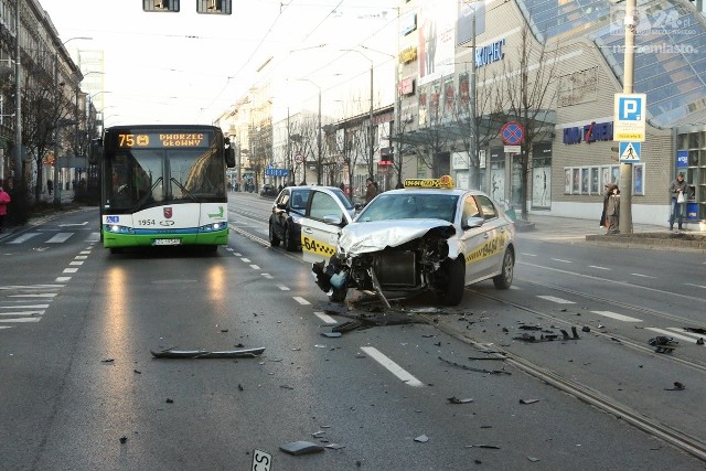 na skrzyżowaniu ulic Krzywoustego i Ks. Bogusława