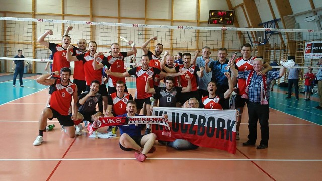 Tak zawodnicy Mickiewicza świętowali awans do 1 ligi.