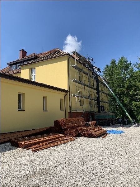 Rozpoczął się remont dachu szkoły podstawowej w Dzierążni