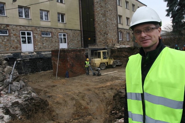 Dyrektor instytutu Wiesław Trela przed wykopem pod fundamenty pawilony ekspozycyjnego.