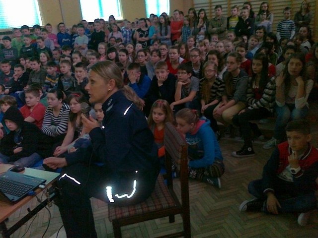 Uczniowie szkoły w Skaryszewie dowiedziały się między innymi, że zastraszanie i wyśmiewanie innych w sieci jest niezgodne z prawem. 