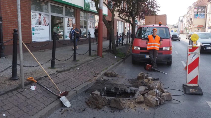 Podejrzany wyciek wody na ul. Młyńskiej w Koszalinie, blisko...