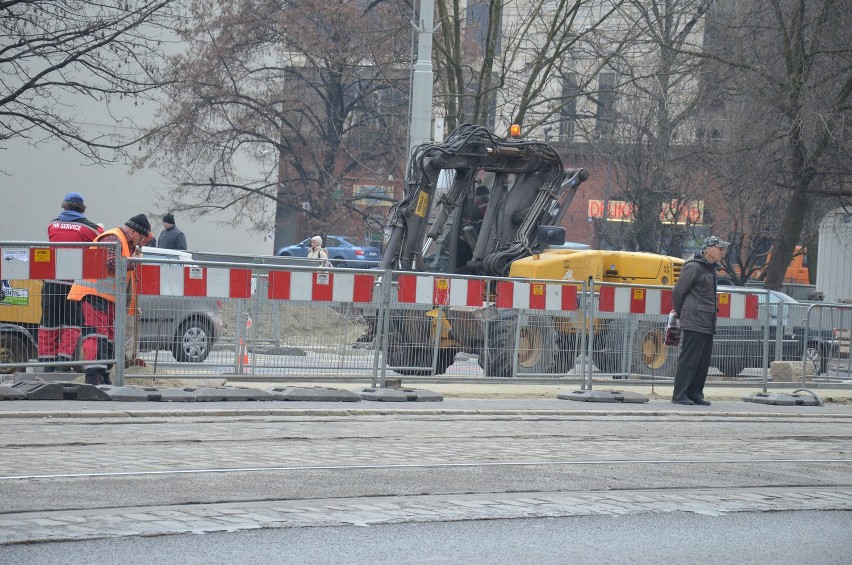Przebudowa przystanku tramwajowego na Świdnickiej. Utrudnienia dla pasażerów MPK (ZDJĘCIA)