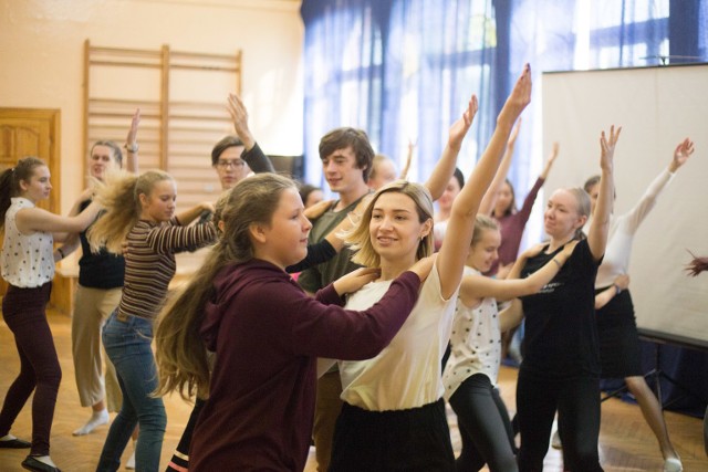 Szkolny Zespół Artystyczny Marzenie ze Szkoły Podstawowej nr 2 w Słupsku realizuje projekt „Taniec – międzynarodowy język przyjaźni wystukiwany nogami”.