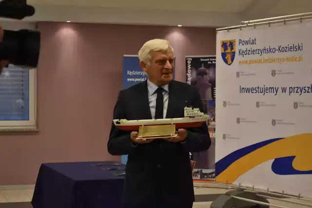 Jerzy Buzek był specjalnym gościem konferencji. To on był premierem, gdy doszło do pamiętnego kataklizmu.