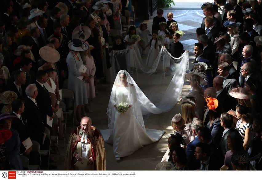 Ślub księcia Harry'ego i Meghan Markle [ZDJĘCIA] [WIDEO] Suknia panny młodej od Clare Waight Keller, pan młody w mundurze i tłumy na ulicach