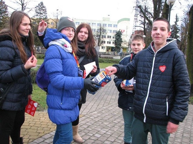 Cieszymy się, że mogliśmy dołożyć swoją cegiełkę do tak zacnej akcji i pomóc w zbieraniu pieniędzy na sprzęt medyczny ratujący ludziom życie - mówili młodzi wolontariusze.