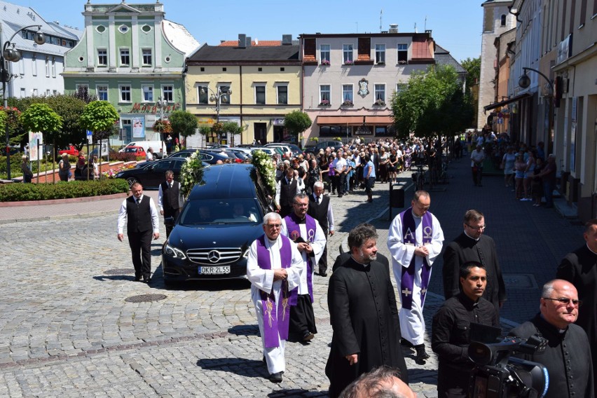 Pogrzeb Piotra Sollocha, byłego burmistrza Krapkowic. Żegnały go tłumy mieszkańców 