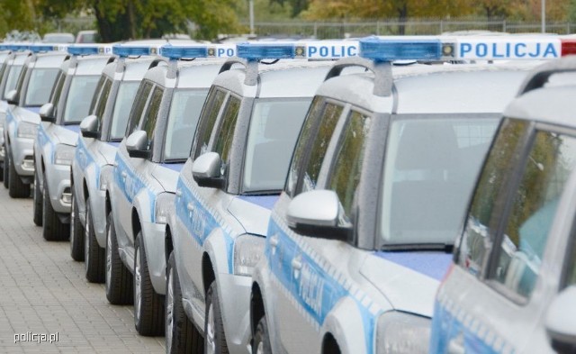 Dzięki wsparciu samorządów lokalnych garnizonu mazowieckiego, część pojazdów tej marki trafi do komend powiatowych i miejskich na Mazowszu. Będą to Skody Yeti z napędem 4x4 i silnikami o mocy 150 KM.Fot. Policja.pl
