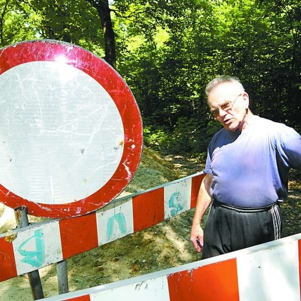 - Teraz do Opola mam 60 kilometrów - mówi Werner Uliczka. - Przed remontem było o połowę mniej.