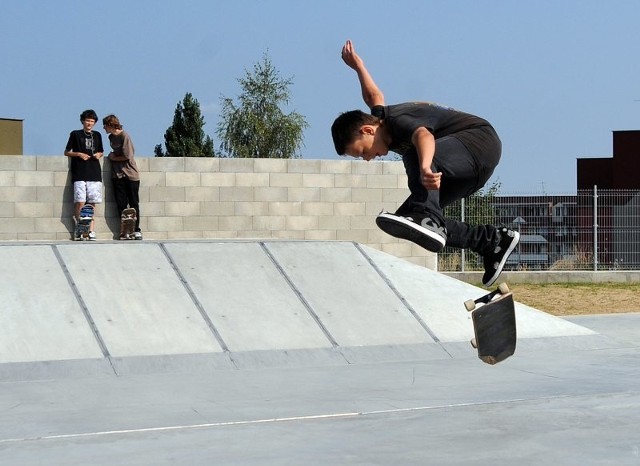 Szczecin: Nowy skatepark na prawobrzezuFani deskorolek, wrotek i rowerów wreszcie doczekali sie miejsca, gdzie mogą swobodnie uprawiac ulubione dyscypliny sportu.