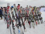Narty, deski snowboardowe, sanki i buty narciarskie na giełdzie samochodowej w Rzeszowie [ZDJĘCIA]
