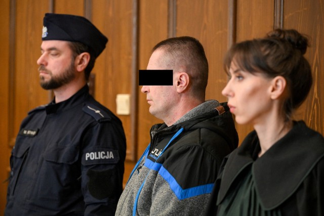 Oskarżony Marek T. (P) na sali rozpraw Sądu Okręgowego w Rzeszowie, 5 bm. Sąd wydał wyrok ws. 45-letniego mężczyzny, który tasakiem odciął w nadgarstku dłoń znajomemu.