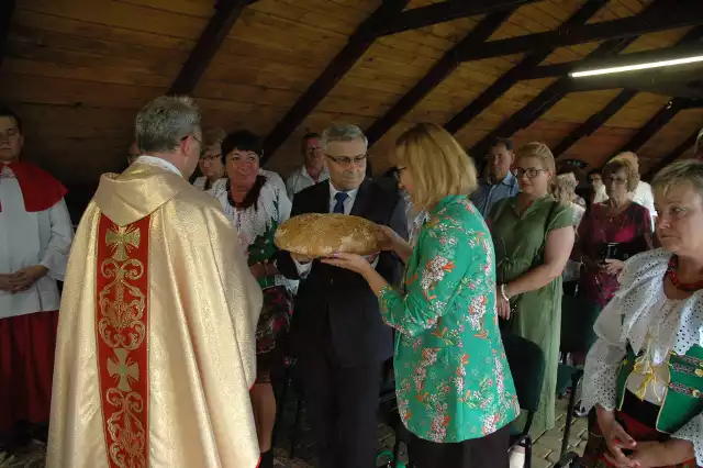 Dożynki rozpoczęły się od mszy św. Została odprawiona specjalnie dla mieszkańców Kuźni Nieborowskiej, głównie w intencji rolników przez proboszcza parafii pw. Ścięcia św. Jana Chrzciciela w Pilchowicach ks. Dariusz Gołka.