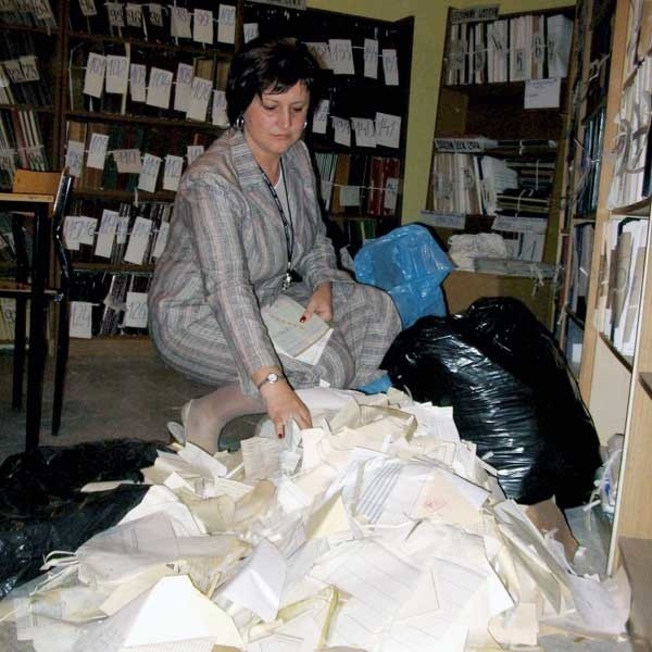 - Tak wyglądają archiwalne dzienniki - pokazuje Monika Bis, dyrektor szkoły.