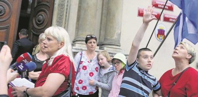 Rodzice i uczniowie z ZSS nr 4 zebrali się przed magistratem i postulowali ogłoszenie ponownego konkursu na dyrektora