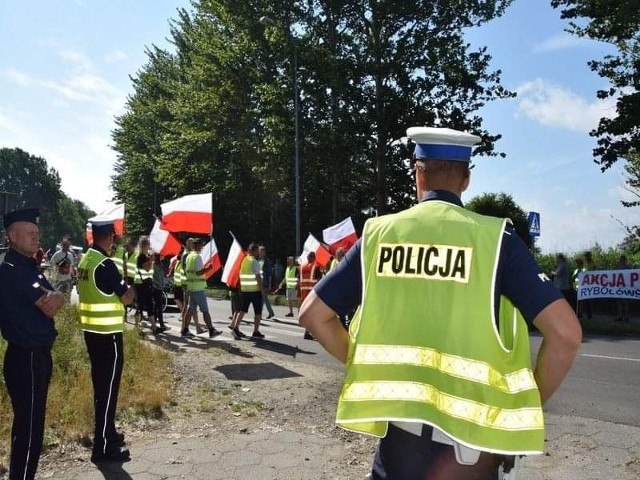 Droga na Półwysep Helski zablokowana. Rozpoczął się spontaniczny protest rybaków. Jak długo potrwają utrudnienia? Turyści utknęli w korkach