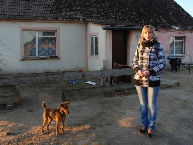 Pani Sylwia przed poniemieckim domem, w którym mieszkała jej siostra z sześciorgiem dzieci.