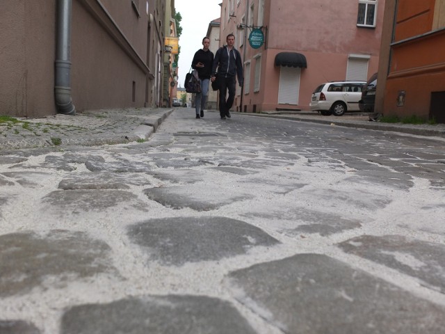Na ulicy Staromiejskiej skruszony granit przypomina opolanom... piasek. Aby dobrze wypełnił duże szczeliny drogowcy zdecydowali, że co najmniej przez kilka dni ulica nie będzie zamiatana.