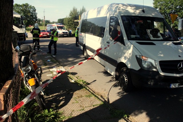 Przed godziną 17 w Tymieniu na drodze krajowej nr 11 doszło do wypadku drogowego. Motocyklista podczas manewru wyprzedzania na skrzyżowaniu uderzył w bok skręcającego w lewo busa. Motocyklista został przetransportowany przez Lotnicze Pogotowie Ratunkowe do koszalińskiego szpitala z urazem ręki oraz nogi.