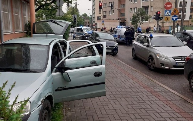 Gdańscy policjanci w wyniku pościgu zatrzymali kierowcę Opla Corsy, którego miał sądowy zakaz prowadzenia pojazdów. Mężczyzna, próbując uniknąć policyjnej kontroli, uderzył w zaparkowane samochody. Oprócz kierowcy zostali zatrzymani także dwaj pasażerowie po tym, jak funkcjonariusze ujawnili w Oplu pistolet. Kierowcy Opla grozi 5 lat więzienia.Fot. Policja