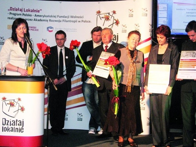 Laureaci konkursu "Opowiedz...&#8221; podczas uroczystej gali w Galerii Freto w Warszawie, która odbyła się pod koniec maja
