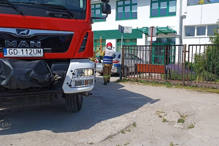 Pożar papy na dachu budynku przychodni w Słupsku. Strażacy opanowali sytuację [ZDJĘCIA]
