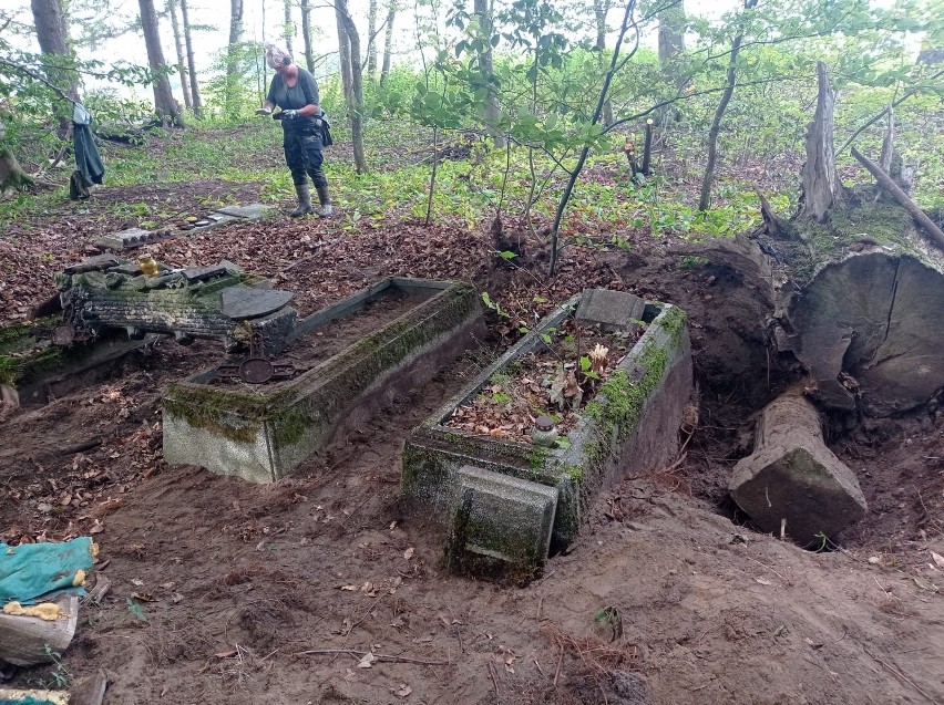 Posprzątali ewangelicki cmentarz w Kusowie. Przywracają pamięć o historii regionu