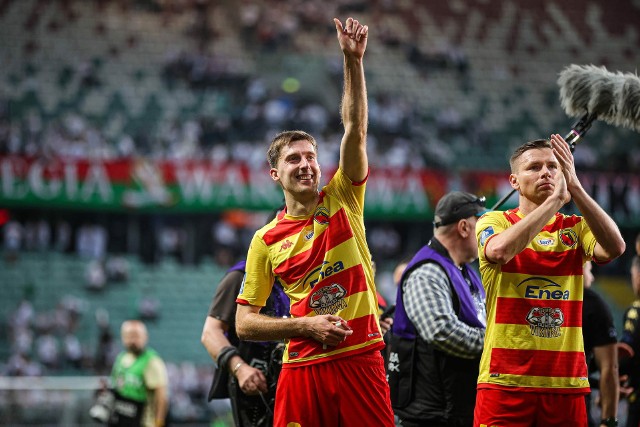 Kapitan Jagiellonii Taras Romanczuk (z lewej) może być dumny z siebie i swoich kolegów klubowych. Żółto-Czerwoni wywieźli ze stolicy niezwykle cenny remis.