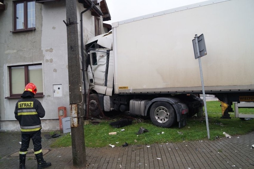 Groźny wypadek w Koziegłowach. Ciężarówka uderzyła w dom jednorodzinny [ZDJĘCIA]