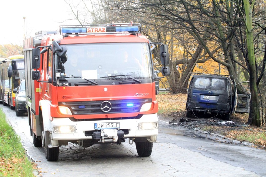 Na Mickiewicza spłonął mercedes. Duże utrudnienia w ruchu