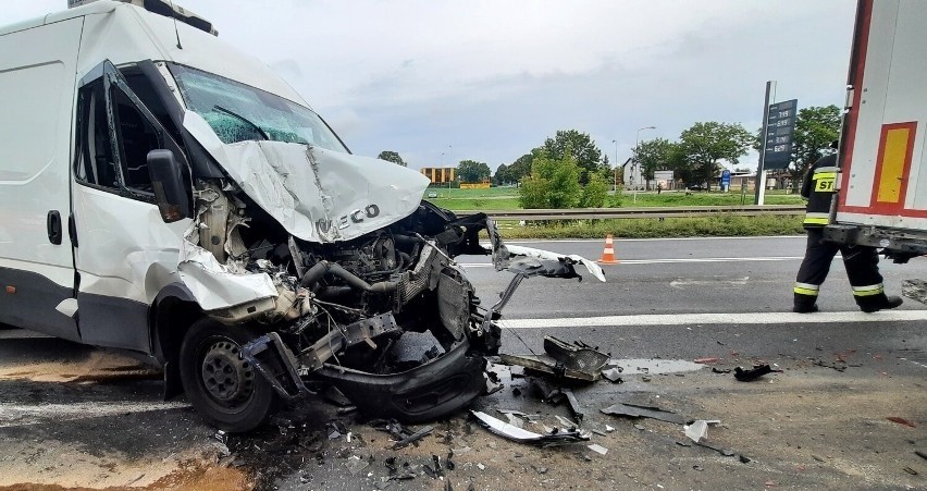 Chwile grozy na DK92. Bus wbił się w naczepę ciężarówki [ZDJĘCIA]