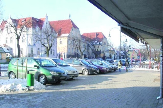Kierowcy, którzy zatrzymują się przed biurowcem przy Piłsudskiego, podczas parkowania muszą uważać na pieszych i nie tarasować im przejścia.