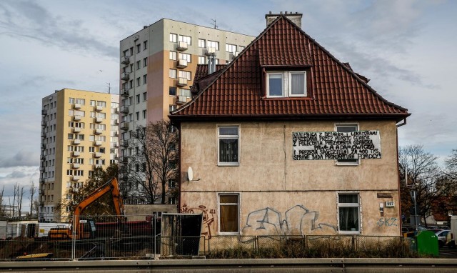 Kamienicę z 12 lokalami i działką sprzedano za 400 tysięcy złotych. Do niedawna komunalnym lokatorom przy al. Grunwaldzkiej 597 nowy właściciel pod oknami stawia prywatny akademik. Teraz sąd skazał byłą wyższą urzędniczkę magistratu za niedopełnienie obowiązków.