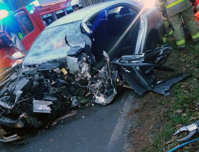 Do wypadku doszło na trasie z Lubska do miejscowości Brody. Samochód osobowy z dużą siłą uderzył w betonowy mur. Wszystko wydarzyło się w piątek, 13 grudnia. Kierujący osobówką koło miejscowości Chełm Żarski wypadł z drogi i uderzył w betonowy mur. Siła uderzenia była ogromna. Przód auta został kompletnie rozbity. Na miejsce przyjechały służby ratunkowe. Dojechali między innymi druhowie OSP Brody. Kiedy dojechali na miejsce okazał się, że kierowca jest zakleszczony w aucie. Ruszyła akcja ratunkowa. Strażacy sprzętem hydraulicznym uwolnili kierowcę z wraku pojazdu. Ranny mężczyzn karetką został przewieziony do szpitala.Zobacz wideo: Samochód wpadł do wody, zginęło pięć młodych osób