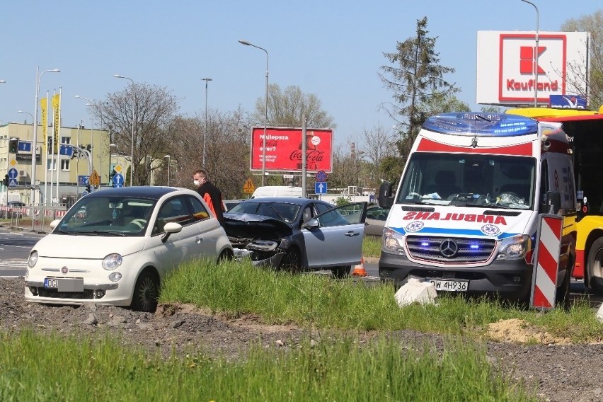 Wypadek dwóch samochodów na ul. Długiej przy Kauflandzie (ZDJĘCIA)