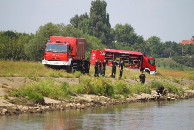 Niezidentyfikowana ciesz na rzece Warta w Poznaniu.