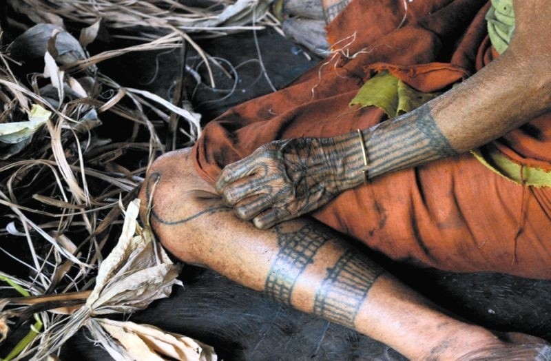 Tradycyjne tatuaże, którymi ozdabiają swoje ciała tubylcy...