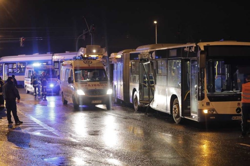 Kraków. Zderzenie tramwaju z autobusem na al. Jana Pawła II. Są ranni [ZDJĘCIA]