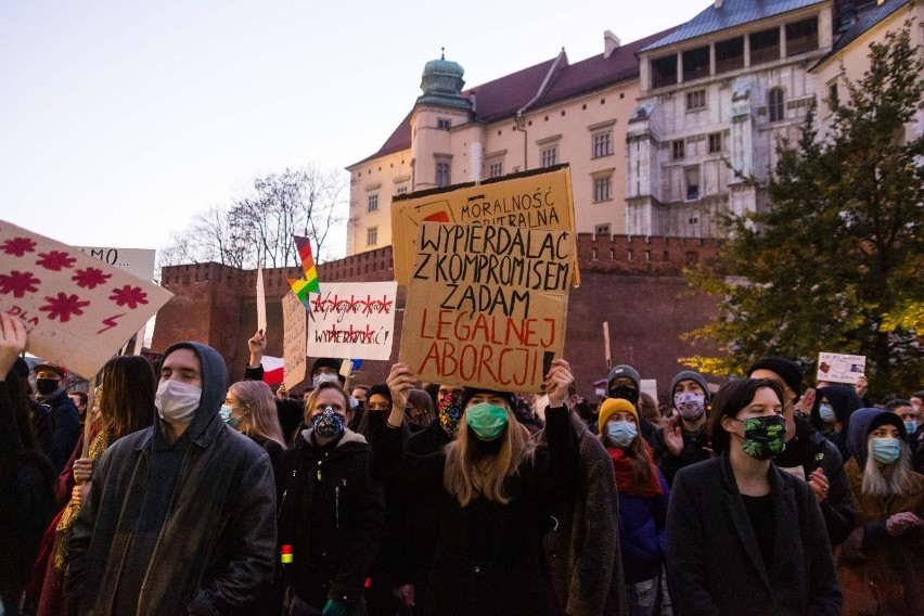 Strajk Kobiet w Krakowie. Sobotni protest z mandatami. A w poniedziałek znów blokada ulic  9.11.2020