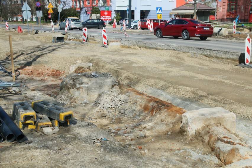 Al. Racławickie w Lublinie. Drogowcy rok temu zaczęli przebudowę arterii. Co jeszcze zostało do zrobienia? Zobacz zdjęcia