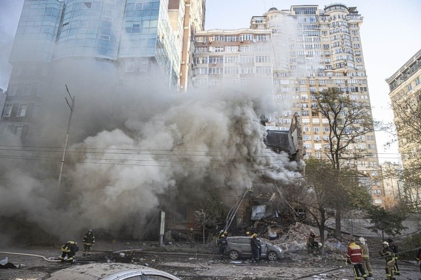 Budynek w Kijowie trafiony w miniony poniedziałek dronem...