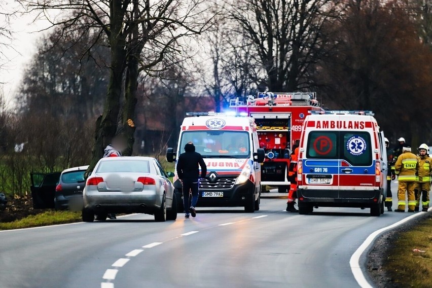 Wypadek na drodze krajowej nr 55. Między Chlebówką a Dębiną samochód wypadł z jezdni i uderzył w drzewo, są ranni!